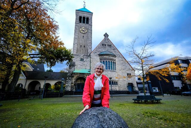 Luzia Köpnick steht vor der ev. Christuskirche in Recklinghausen.