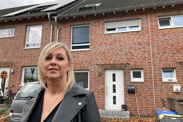 Bea Kolecki steht vor ihrem Reihenhaus in Hüls: Für sie war die Zwangsversteigerung am Ende der richtige Weg, um dauerhaft dort wohnen bleiben zu können.