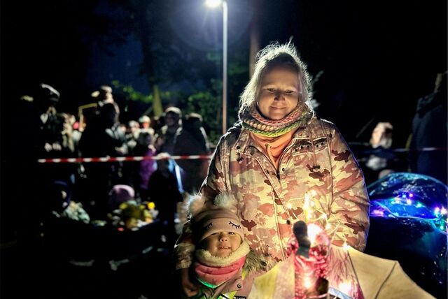 Lea (4) und ihre Mutter Jasmin ziehen in Marl-Hamm im Martinszug mit.