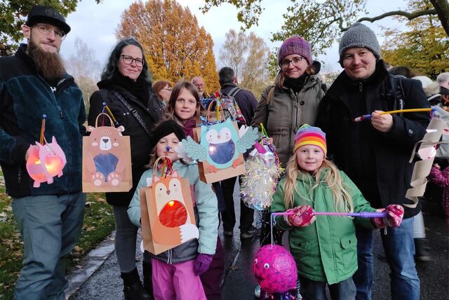 Zahlreiche Familien sind am Samstag mit Laternen zu St. Martin in den Westfalenpark gekommen.