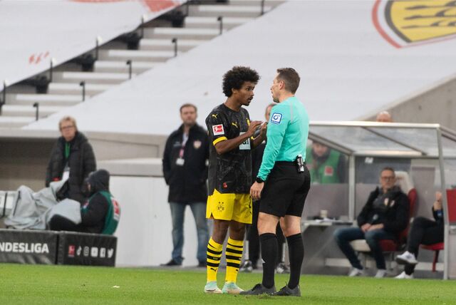 Karim Adeyemi im Gespräch mit dem Schiedsrichter.