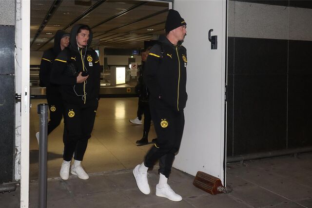 Marco Reus, Marcel Sabitzer und Julian Brandt auf dem Weg zum Mannschaftsbus.