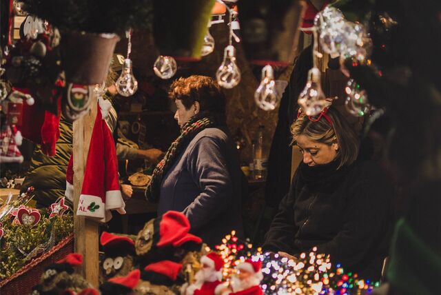Zwei Frauen stöbern an einem Stand mit Weihnachtsdeko