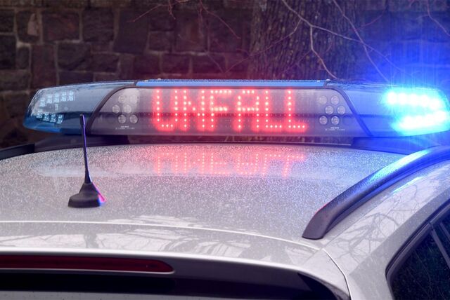 „Unfall“ steht in roter Leuchtschrift auf der Blaulichtanlage eines Polizeiwagens.