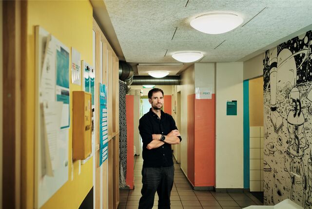 Florian Meyer steht im Eingangsbereich der Kontakt- und Anlaufstelle Selnau im Zentrum von Zürich. Der 43-Jährige leitet die insgesamt drei Drogenkonsumräume der Stadt.