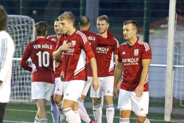 Erlösender Jubel: Lars Josten (2.v.r.) hat kurz vor dem Abpfiff das 2:0 erzielt.