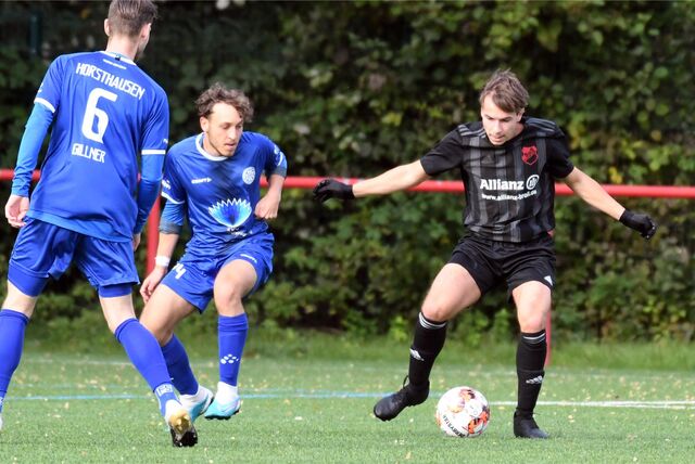Der SuS Merklinde (schwarze Trikots) siegte mit 6:0 beim ASC Leone, während Eintracht Ickern  mit 1:2 bei Schlusslicht Falkenhorst Herne unterlag.