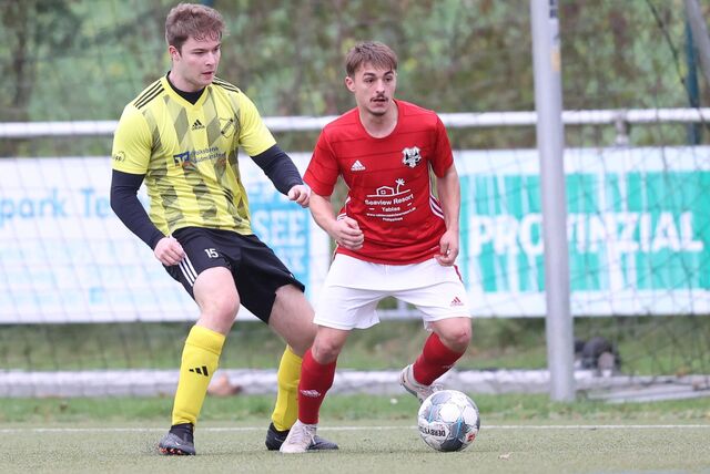 Der TuS Henrichenburg (rote Hemden), hier beim Spiel in Vinnum, kam gegen die SF Datteln zu einem 2:0-Erfolg.