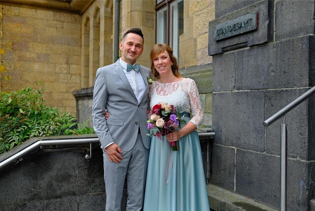 Hochzeitspaar Nina Voskuhl und Marvin Behle vor dem Rathaus in Recklinghausen