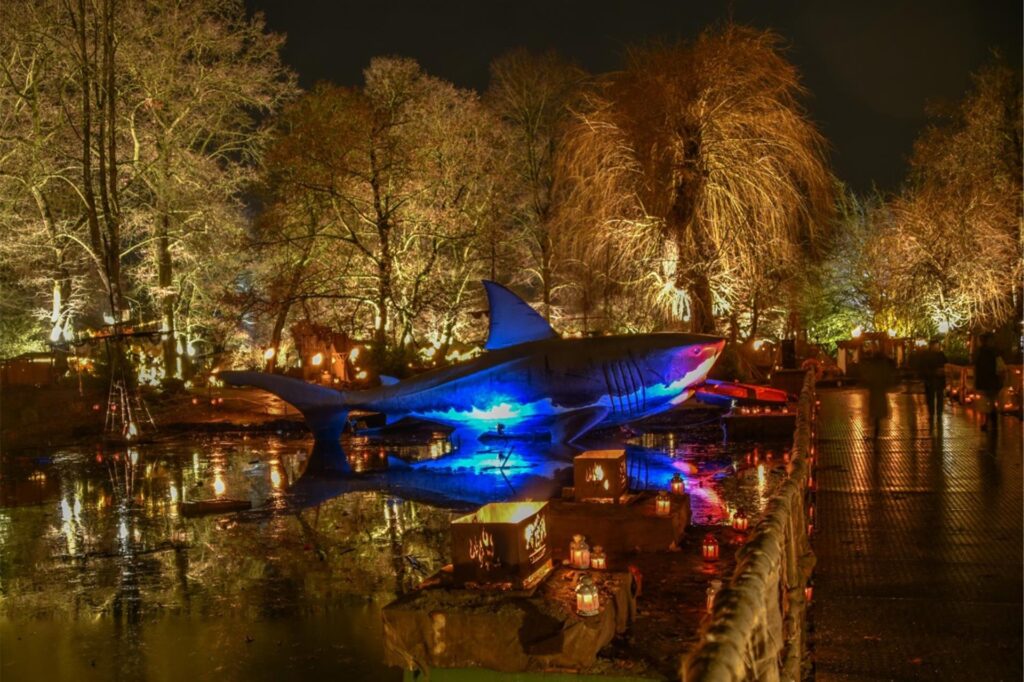 Riesen-Hai beim Lichter-Weihnachtsmarkt im Fredenbaumpark. Riesen-Hai beim Lichter-Weihnachtsmarkt im Fredenbaumpark.