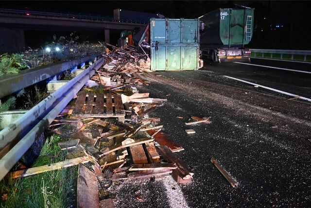 Holz auf der A 43, Lkw umgekippt