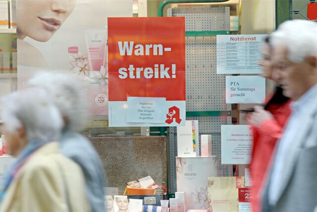 Menschen vor Apotheke