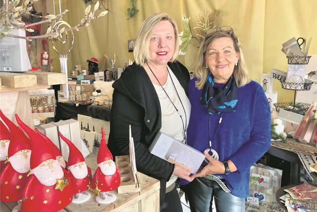 Doris Grundfeld und Conny Winselmann in ihrem Deko-Laden.