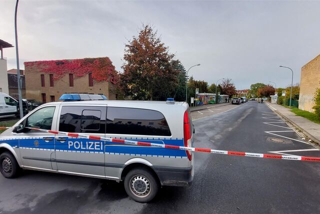 In Duisburg gab es drei Bombendrohungen an Schulen am Wochenende. Die Mails stehen in einer Reihe von Bombendrohungen gegen Schulen. Das Foto zeigt Polizeiabsperrungen an Schulen in Sachsen im Oktober.
