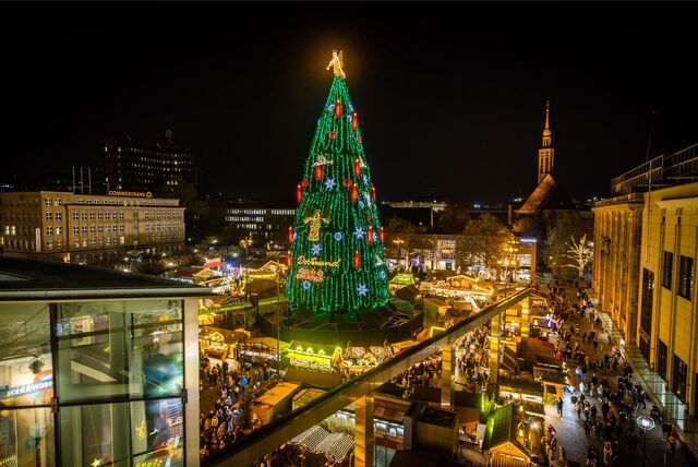 Er soll der größte Weihnachtsbaum der Welt sein – hier zu sehen im Jahr 2022. Auch 2023 wird die Dortmunder Innenstadt rund um den Hansaplatz zur Dortmunder Weihnachtsstadt.