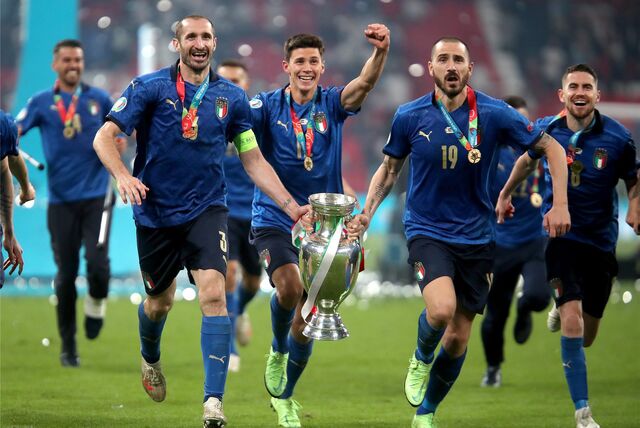 Spieler der italienischen Nationalmannschaft feiern ihren Sieg bei der Fußball-Europameisterschaft 2021. Der EM-Pokal, den die Italiener durch das Wembley-Stadion trugen, macht bald Station im Indupark.