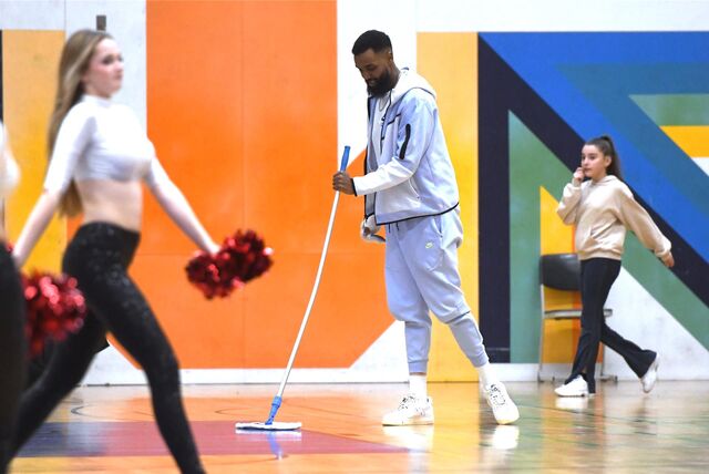 Basketball Regionalliga West 11. November 2023, Rosa-Parks-Schule. Hertener Löwen – DTV Köln 92:96 n. V. Moe Abdiwahid fehlte wegen einer Handverletzung, der Zugang aus Hamm durfte dafür als Wischer „glänzen“.