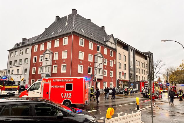 Feuerwehr, Rettungsdienst und Polizei waren am Montag an einem Wohnhaus an der Schützenstraße im Einsatz.