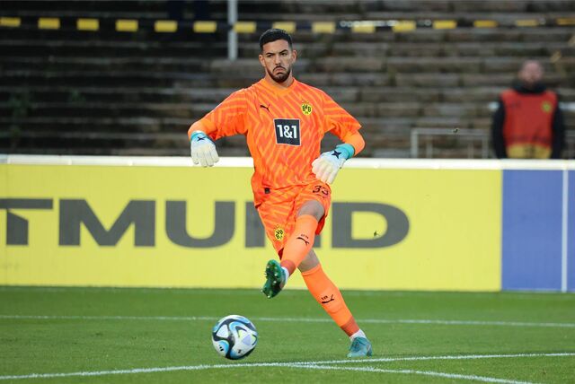 Tiago Estevao spielt den Ball.