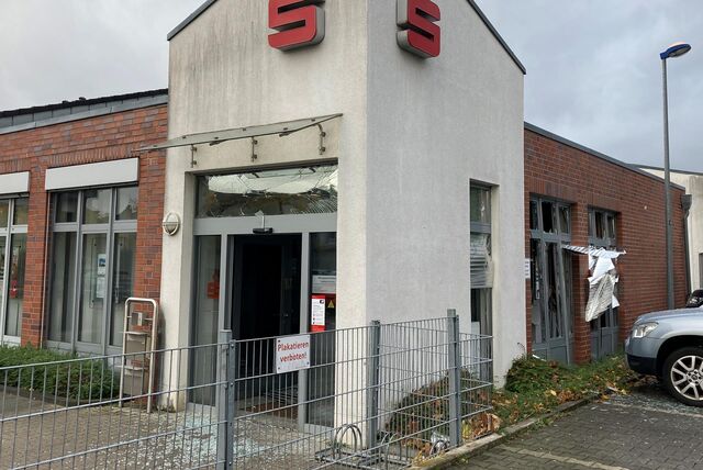 Unbekannte sprengten den Geldautomaten der Sparkasse an der Straße Vor den Büschen in Marl-Lenkerbeck.
