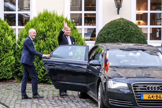Und Tschüss: König Willem-Alexander steigt in seinen Audi und fährt nach Marl.