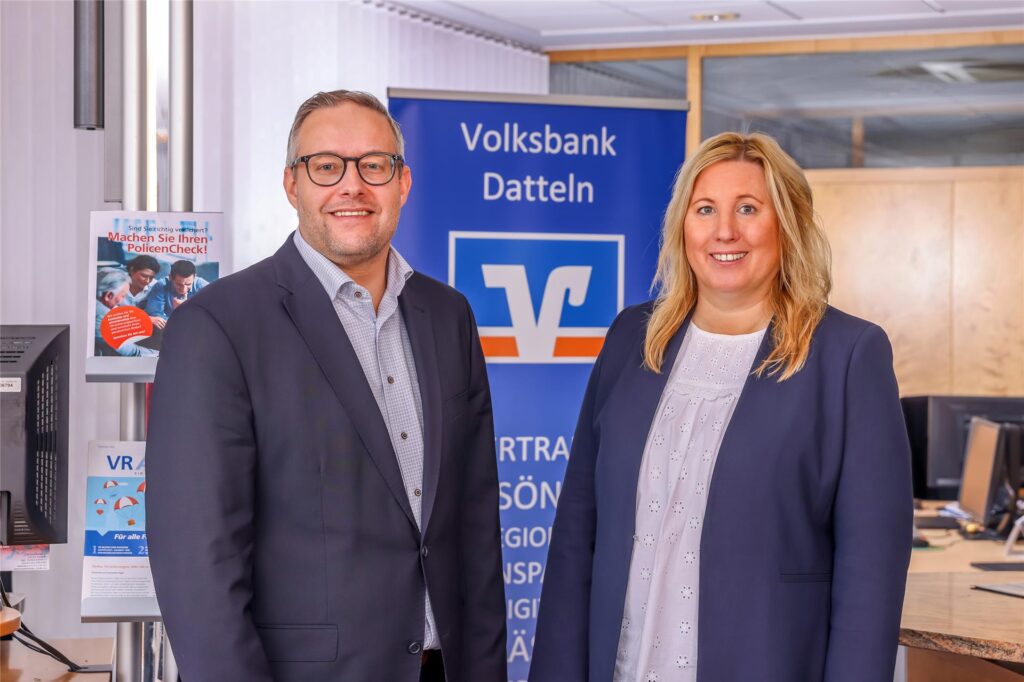 Mann und Frau vor Banner Mann und Frau vor Banner