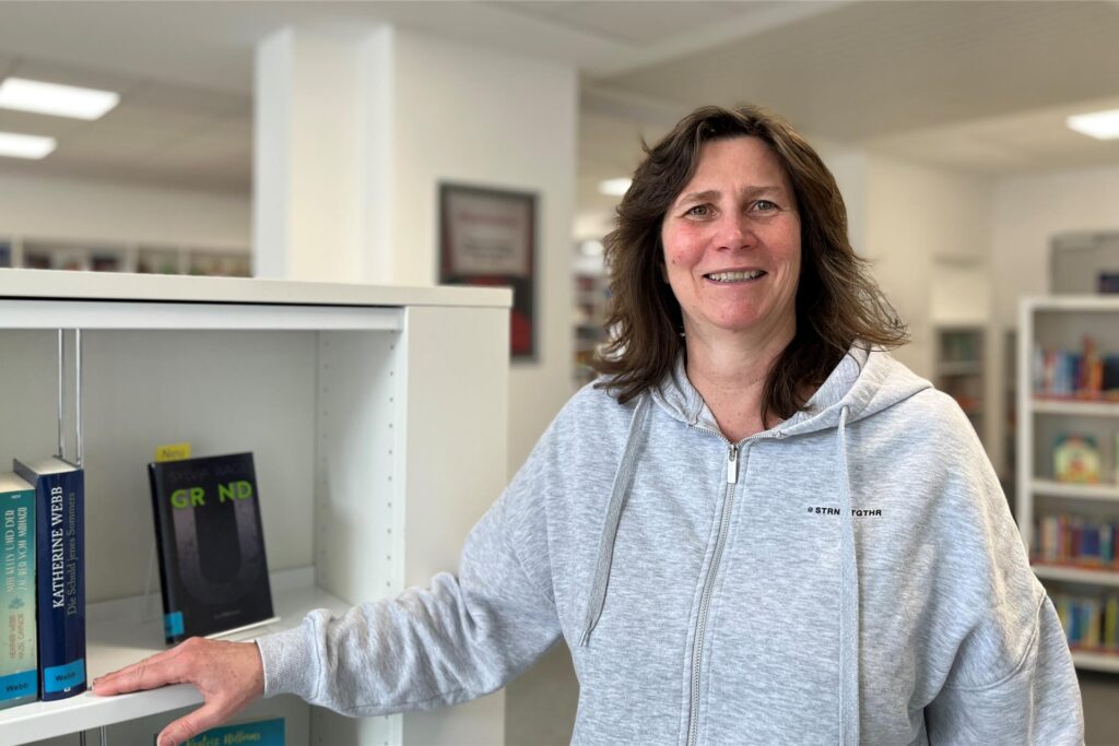 Frau vor Bücherregal Frau vor Bücherregal