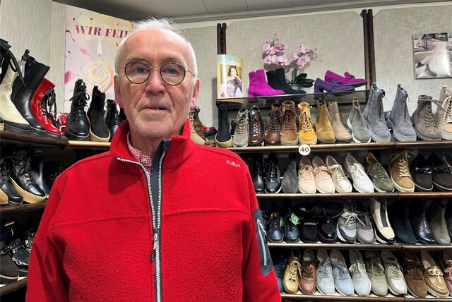 Bernd Plagge vor einem Schuhregel