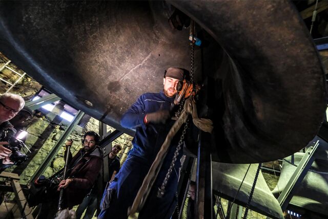 Florian Schleking und seine Kollegen haben den neuen Klöppel in der zweitgrößten Glocke der Propsteikirche St. Peter ersetzt.