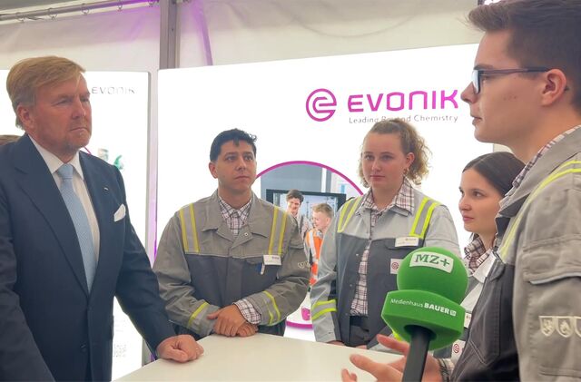 Intensives Gespräch: König Willem-Alexander informiert sich im Gespräch mit den Azubis (v. l.) Cem Ayakatik, Teresa Mast, Julia Albers und Ronan Fimpeler über die Ausbildung bei Evonik.