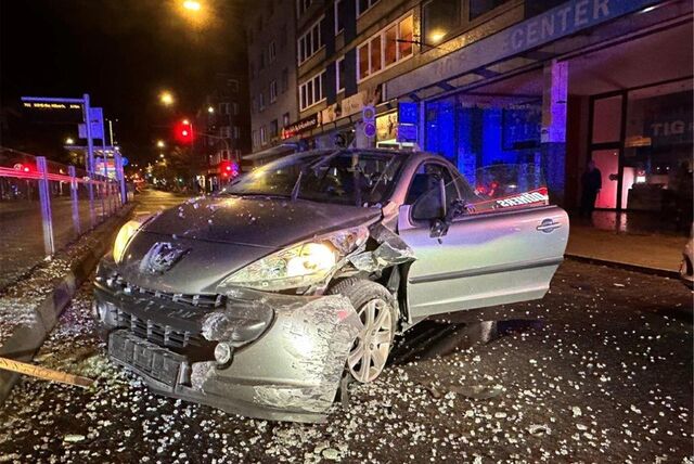 In Düsseldorf ist eine Fahrerin in eine Straßenbahnhaltestelle gekracht.