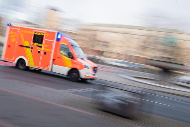 Ein Rettungswagen der Feuerwehr Hannover fährt mit Blaulicht durch die Innenstadt