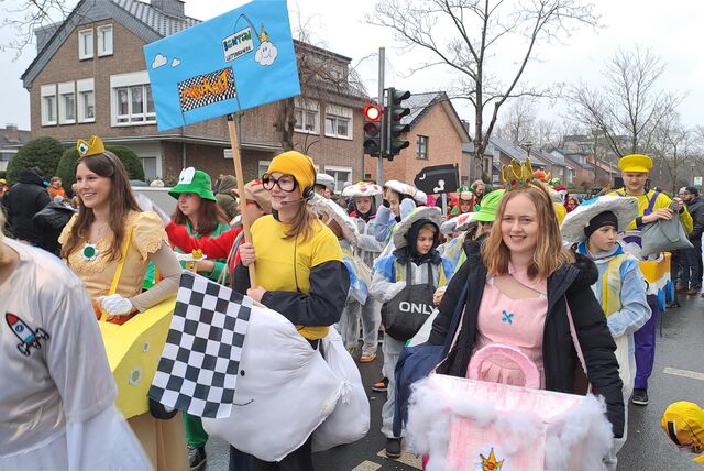 Bunte Kostüme beim Kinderkarnevalszug in Holsterhausen