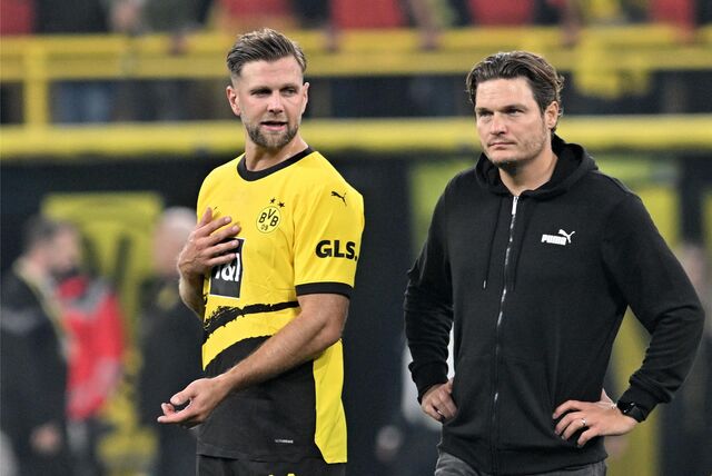 Niclas Füllkrug blickt zu Edin Terzic.
