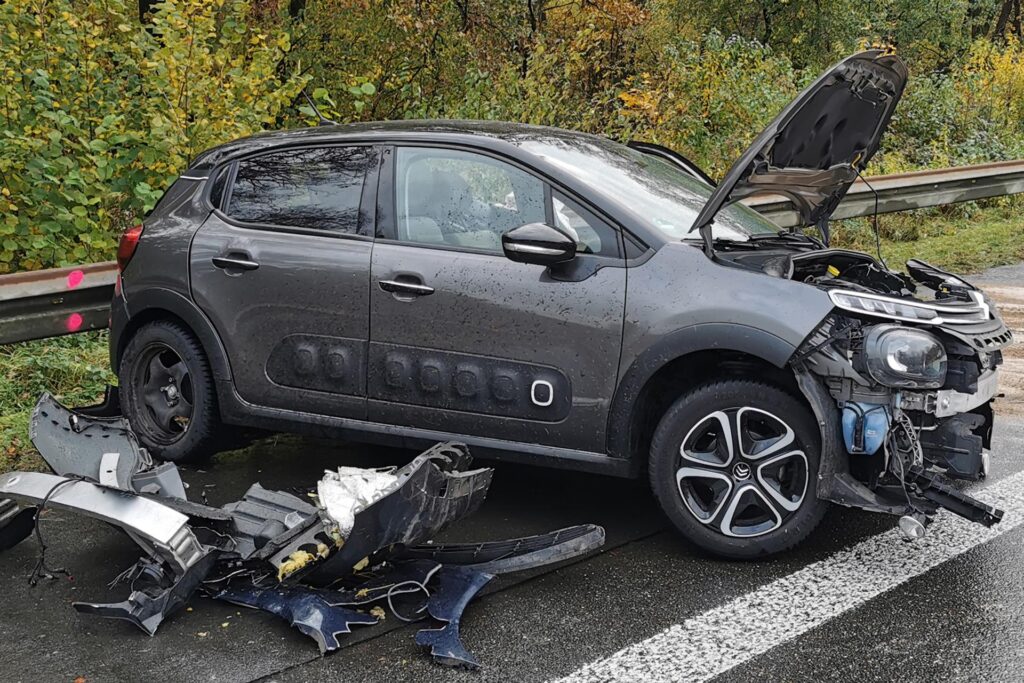 Beide Unfallfahrzeuge mussten abgeschleppt werden. Beide Unfallfahrzeuge mussten abgeschleppt werden.