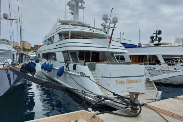 Die Luxusjacht «Lady Anastasia» liegt im Nobelhafen Porto Adriano bei Santa Ponsa im Südwesten der Mittelmeerinsel. Auf Mallorca hat ein ukrainischer Seemann als Reaktion auf die Invasion seines Heimatlandes nach Berichten versucht, die Jacht seines russischen Arbeitgebers zu versenken.