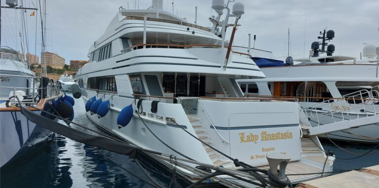 Die Luxusjacht «Lady Anastasia» liegt im Nobelhafen Porto Adriano bei Santa Ponsa im Südwesten der Mittelmeerinsel. Auf Mallorca hat ein ukrainischer Seemann als Reaktion auf die Invasion seines Heimatlandes nach Berichten versucht, die Jacht seines russischen Arbeitgebers zu versenken.