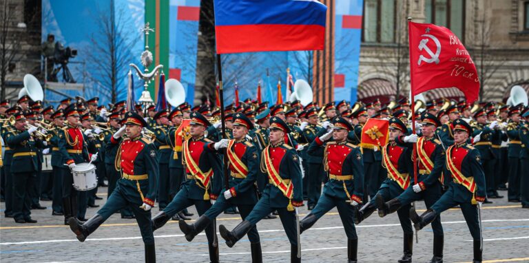 Soldaten auf dem Roten Platz während der Militärparade zum 75. Jahrestag des Sieges der Sowjetunion über Hitler-Deutschland im Sommer 2021.