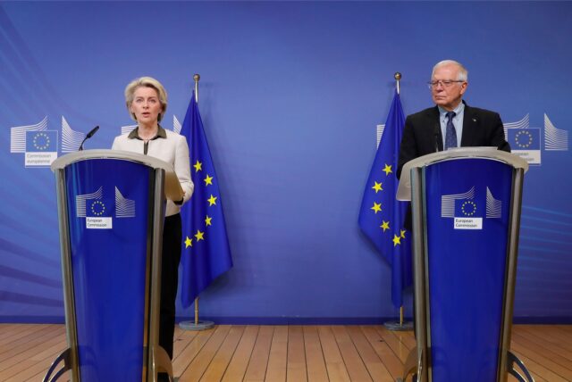 Ursula von der Leyen, Präsidentin der Europäischen Kommission, und Josep Borrell, Hoher Vertreter der EU für Außen- und Sicherheitspolitik, geben eine gemeinsame Presseerklärung ab.