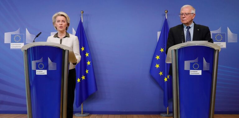 Ursula von der Leyen, Präsidentin der Europäischen Kommission, und Josep Borrell, Hoher Vertreter der EU für Außen- und Sicherheitspolitik, geben eine gemeinsame Presseerklärung ab.