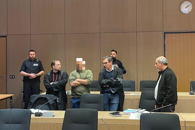 Nach einer Messerattacke auf seine Ex-Frau in Herten ist ein 34-jähriger Mann (3.v.l.) am Bochumer Schwurgericht verurteilt worden.
