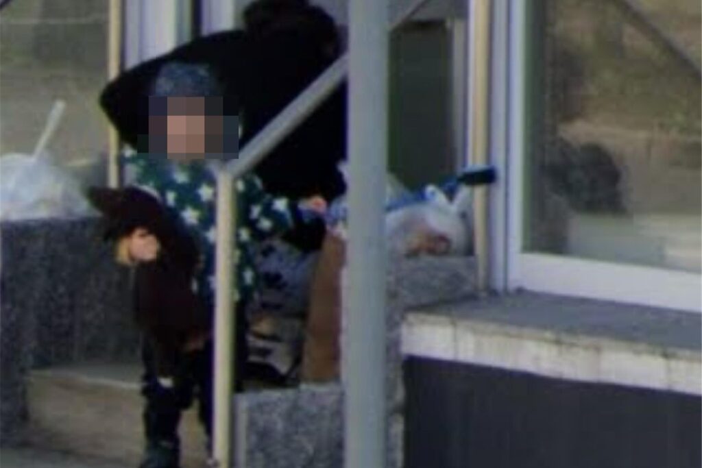 Ein Kind steht vor einer Tagespflegeeinrichtung in Castrop-Rauxel. Die Tagesmutter trägt Taschen herein, das Kind ist am Geländer angebunden. Ist das aus Sicherheitsgründen für das Kind tragbar oder nicht?
