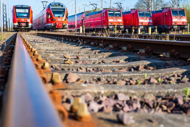 Personenzüge der Deutschen Bahn (DB) stehen auf Abstellgleisen
