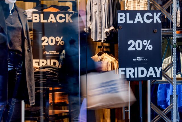 In einem Schaufenster werden am Black Friday Plakate mit 20 Prozent Rabatt gezeigt.