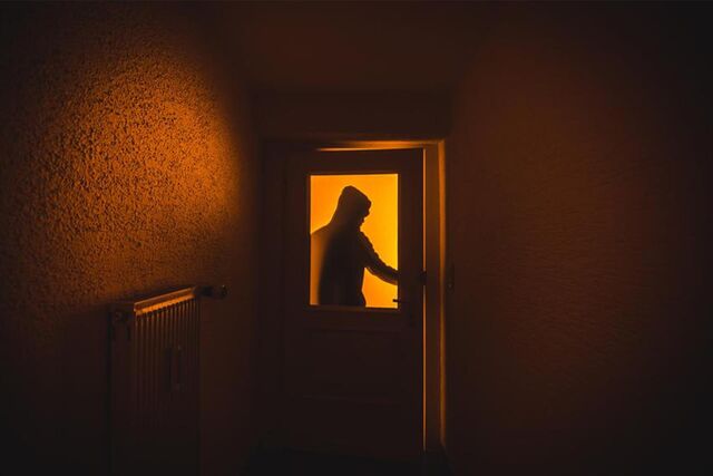 Einbrecher an einer Wohnungstür