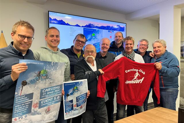 Der Carving-Club vor der geöffneten Homepage