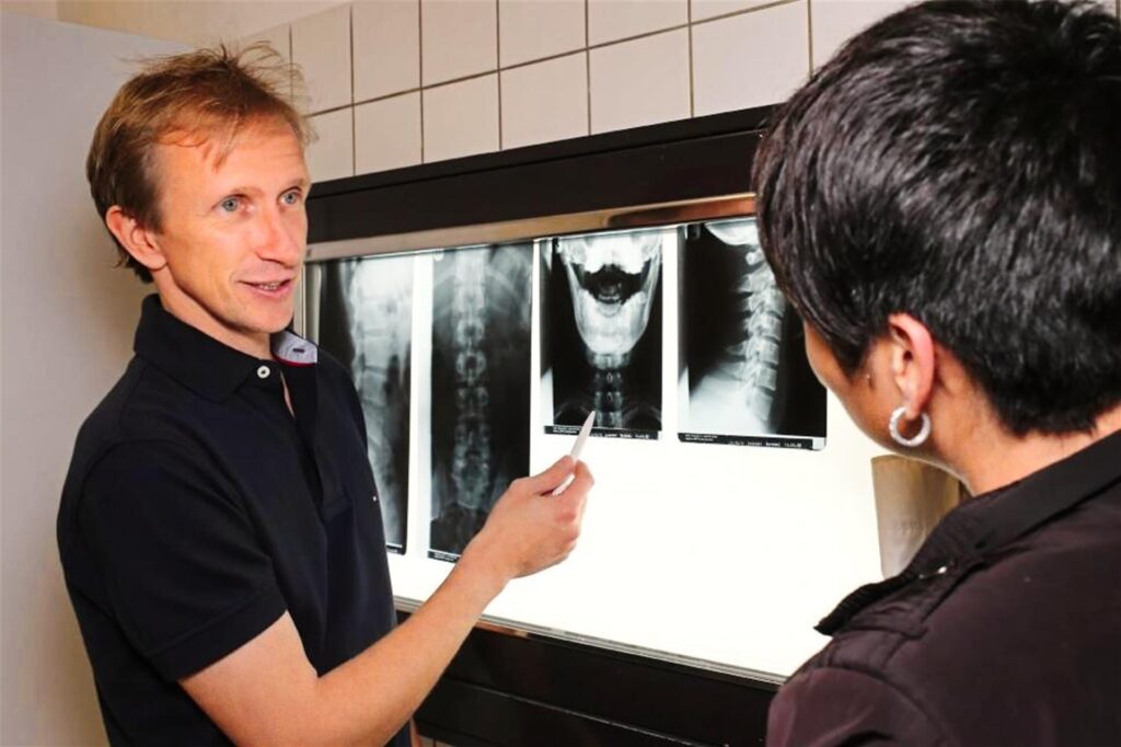 Mirko Kuhn ist ausgebildeter Orthopäde und auch in der Sportmedizin ein Spezialist. Mirko Kuhn ist ausgebildeter Orthopäde und auch in der Sportmedizin ein Spezialist.