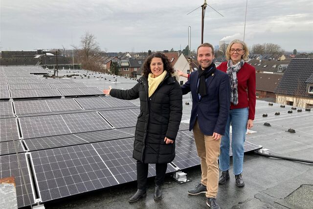 Zeynep Bayezit (l.), Michaela Heßelmann und Bürgermeister Marcel Mittelbach vor einer PV-Anlage.