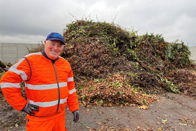 DEr Mitarbeiter des Wertstoffhofes, Heinz Rutenfranz, steht vor einem Berg Grünabfall.