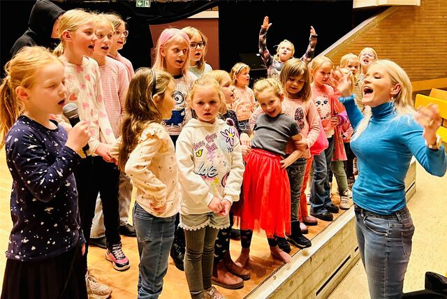 Ein Kinderchor singt.